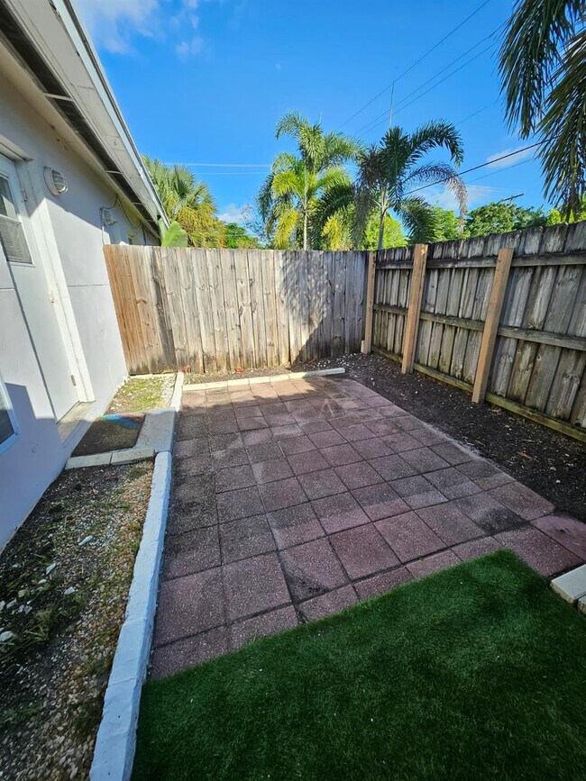 Building Photo - 1100 NE 12th Ave