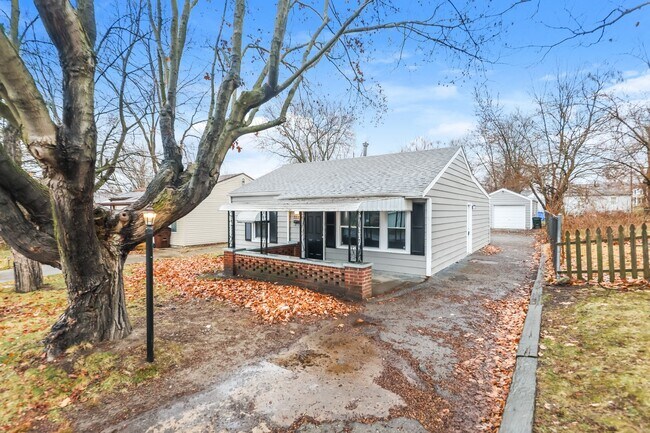 Building Photo - 2221 Cadie Ave