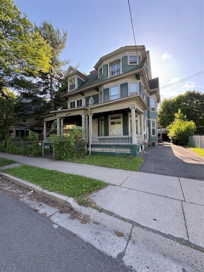 Building Photo - 171 Chapin St