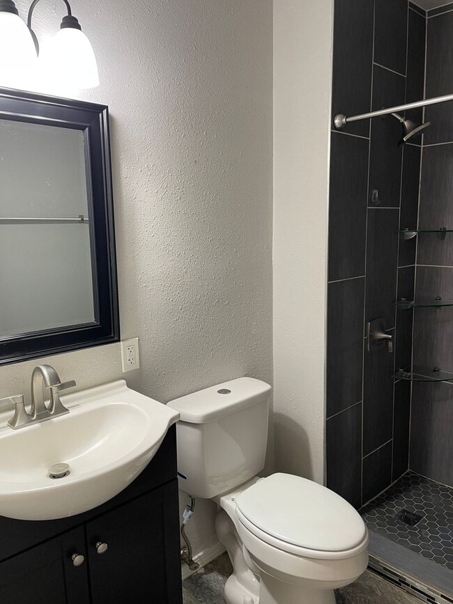 Building Photo - Available Now! *Pet Restrictions* 3 Bedroo...