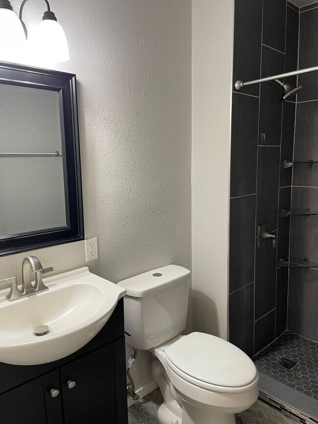 Building Photo - Available Now! *Pet Restrictions* 3 Bedroom/1 Bathroom in Temple