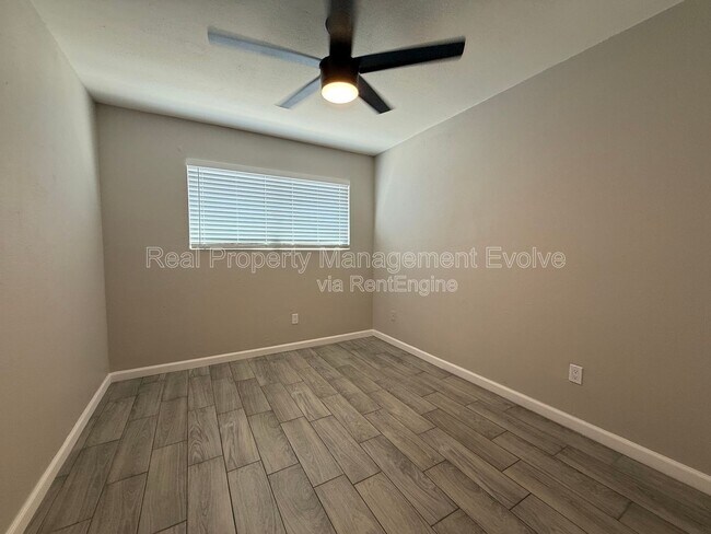 Building Photo - 3302 W Loma Ln