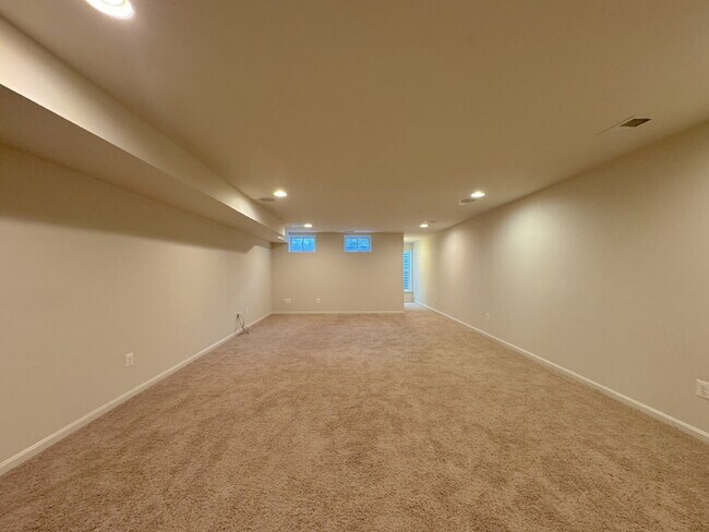 Building Photo - Exquisite Brambleton Living: A Spacious Fa...