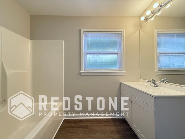 Building Photo - 921 E Haggard Ave