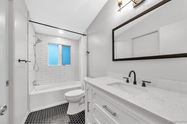 Building Photo - 229 Redwood Dr