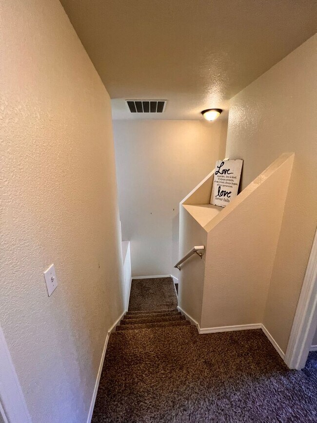 Building Photo - 4412 Ingleside Dr SE