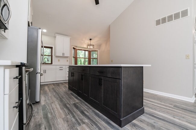 Building Photo - 3 bed 2 bath Home in Lakes of the Four Sea...