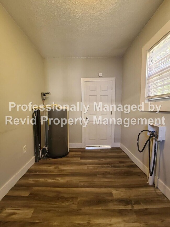 Building Photo - SECTION 8 ACCEPTED