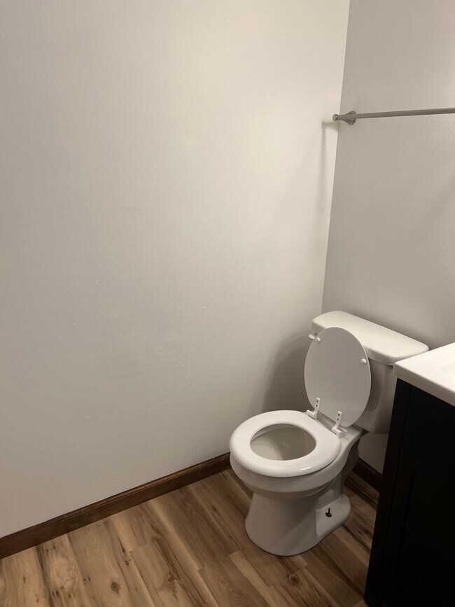 Building Photo - 4 Bedroom, 1.5 Bathroom Duplex Home Near I...