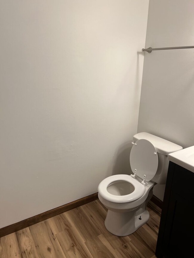 Building Photo - 4 Bedroom, 1.5 Bathroom Duplex on Blooming...