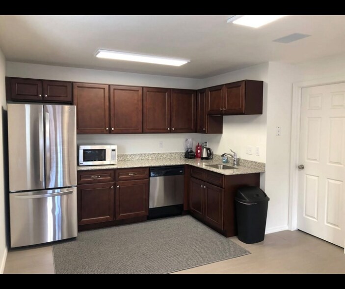 Building Photo - 2325 Royal Palm Dr