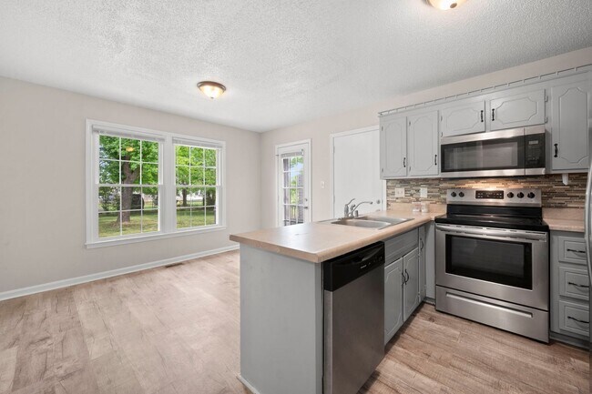 Building Photo - Move-In Specials Available! Single-Family in Oak Grove, KY!