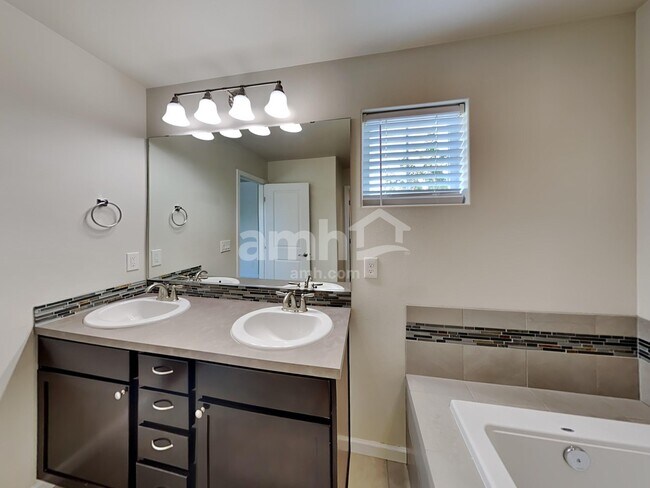 Building Photo - 2783 Moore St