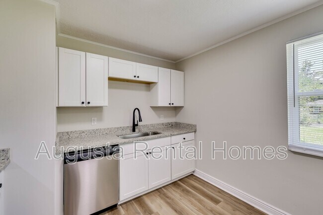 Building Photo - 2404 Southdale Dr