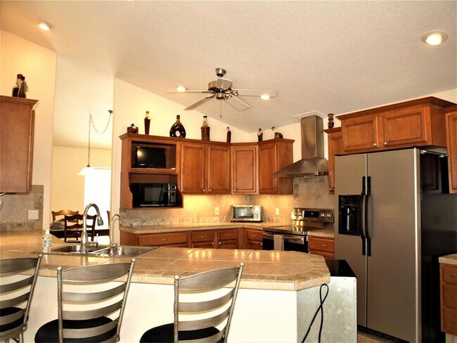 Building Photo - 4566 Serna Ave