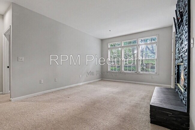 Building Photo - 220 Renaissance Pkwy NE