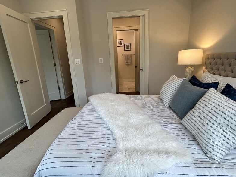 Master bedroom, with walk-in closet leading to en-suite bath - 417 4th St SE