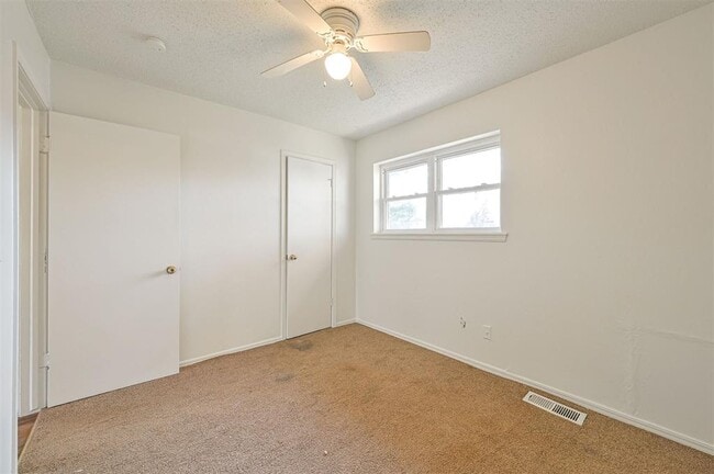 Building Photo - 421 Meadow Lake Dr