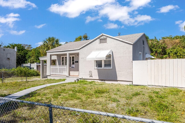 Building Photo - 933 30th Ct