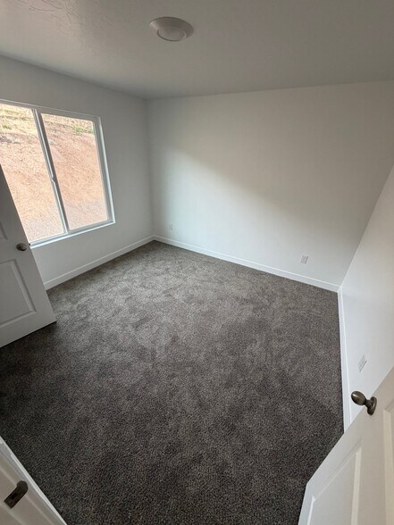 Building Photo - 537 E Levengrove Dr