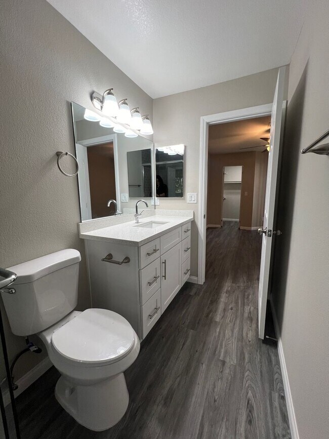 Building Photo - Newly Renovated Enclaves Condo!