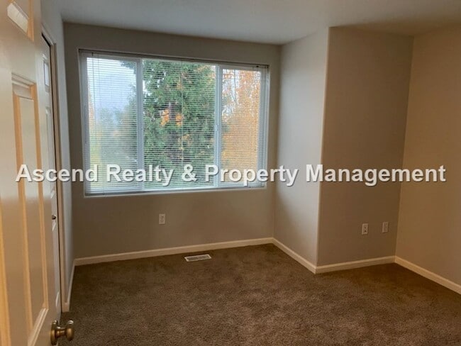 Building Photo - Sexton Crest Townhome Open Floor Plan Gas Fireplace 2 Car Tandem Attached Garage Available Mid March