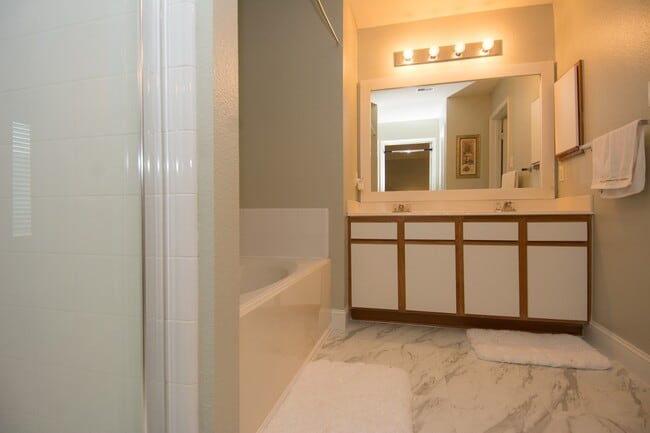 Building Photo - 16933 Scenic Knoll