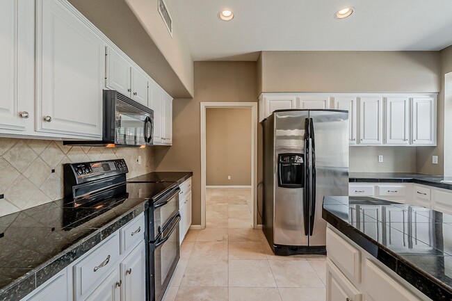 Building Photo - Welcome to your private Oasis!!