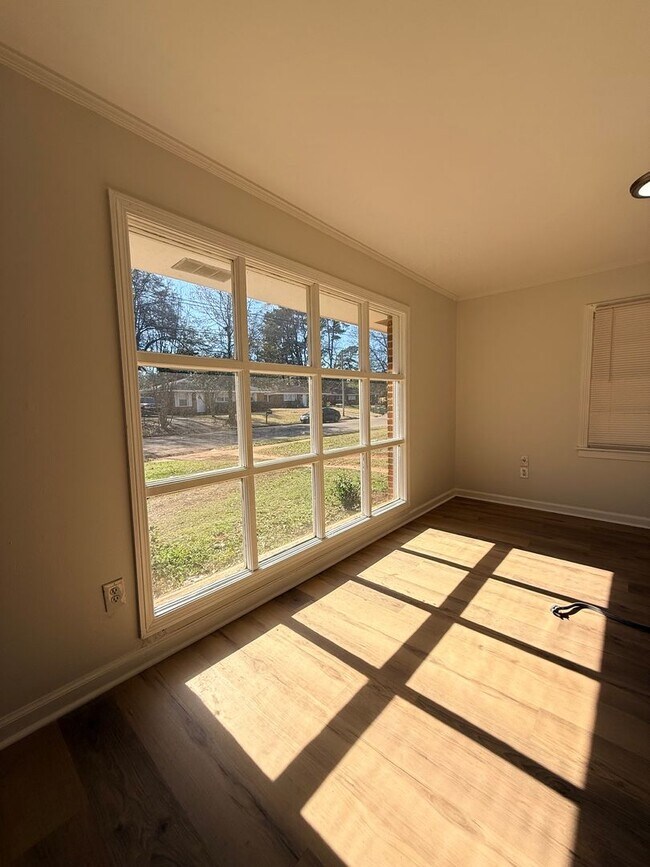 Building Photo - For Rent – Updated 3 Bed / 1 Bath Home