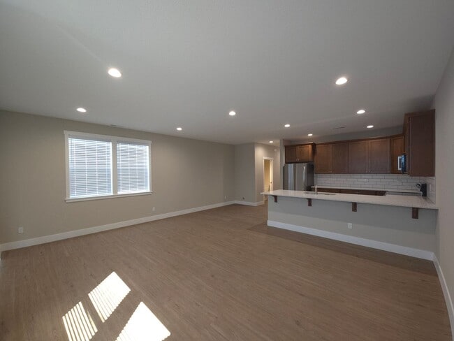 Building Photo - 1272 W Hanley Ave