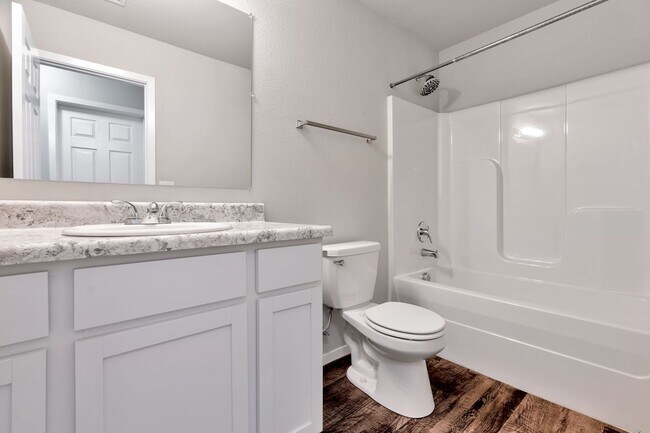 Building Photo - 3 Bed 2 Bath home mins away from the University!