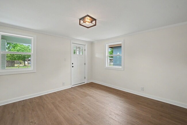 Building Photo - 3 BED | 1 BATH | HUNTER ARMY AIR FIELD