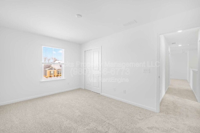 Building Photo - 2137 Riverbend Ave