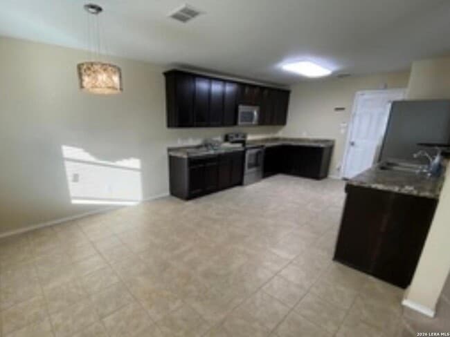 Building Photo - 25007 Cambridge Wl