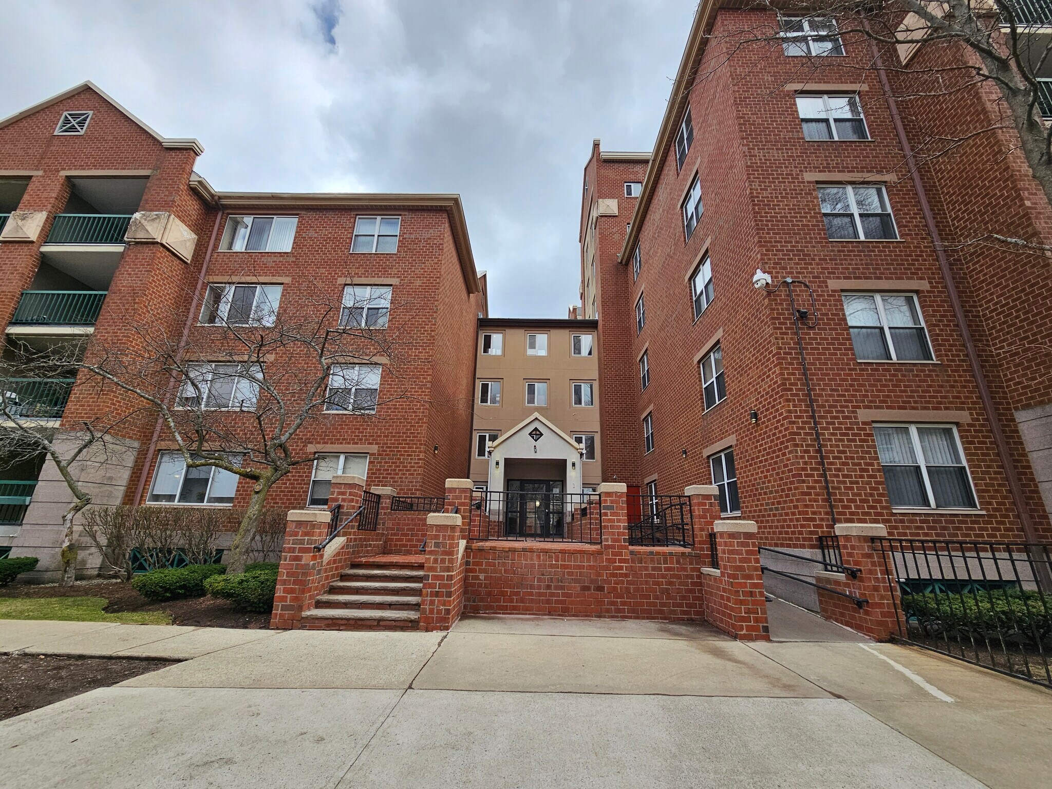 Building Photo - 1 S Point Dr