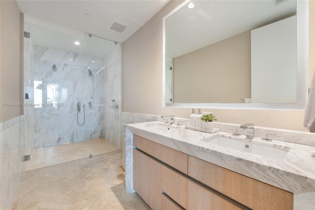 Building Photo - 2831 S Bayshore Dr