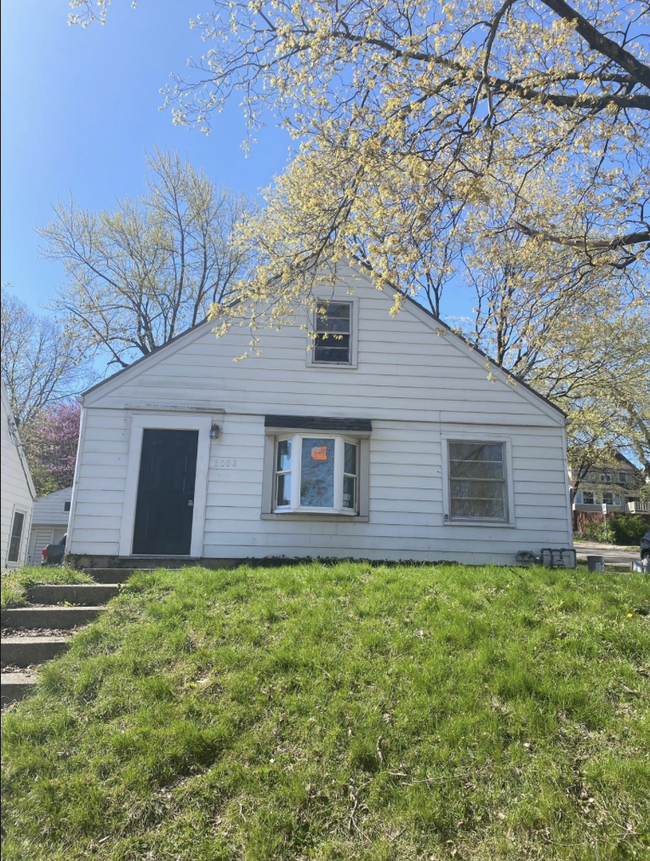 Primary Photo - 2002 Deanwood Ave