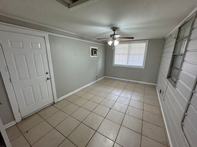 Building Photo - Updated 3 Bedroom home in Central Park