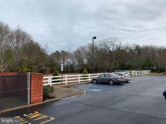 Building Photo - 158 Oak Ln