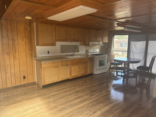 Building Photo - 10 9th Ave