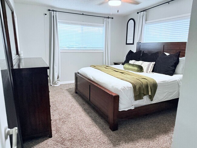 Building Photo - Northeast El Paso 3Bed/2Bath Refrig A/C