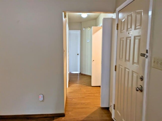 Building Photo - 910 NW Dearborn Ave