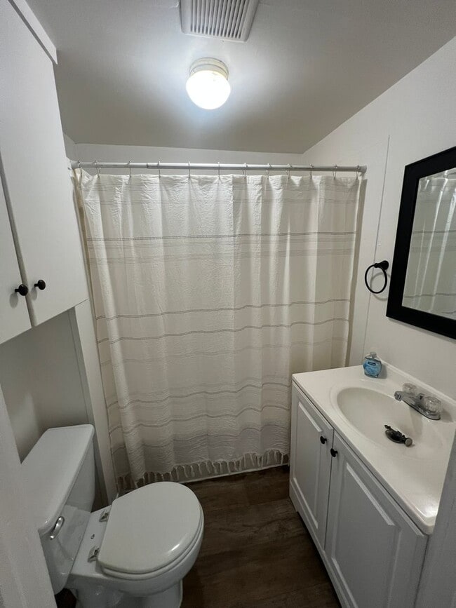 Building Photo - Two Bedroom, One Bathroom Home - Newly Renovated!