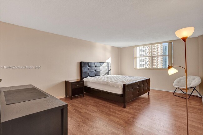 Building Photo - 1833 S Ocean Dr