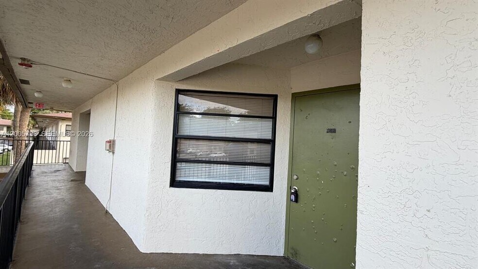 Building Photo - 4010 Lakeside Dr