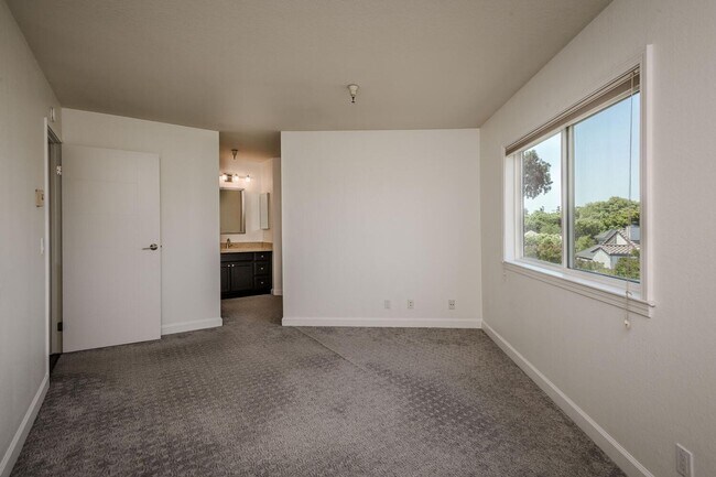 Building Photo - EPIC REA:End-Unit & Top 2 Floor (Penthouse...