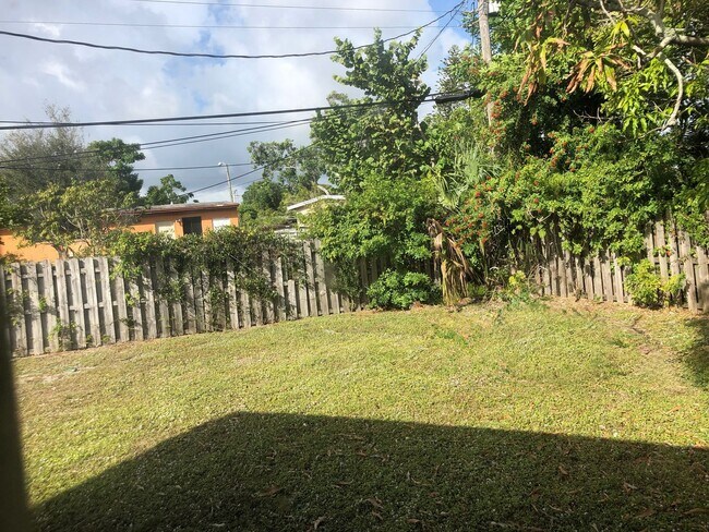 Building Photo - Large 5-2 house by Walmart