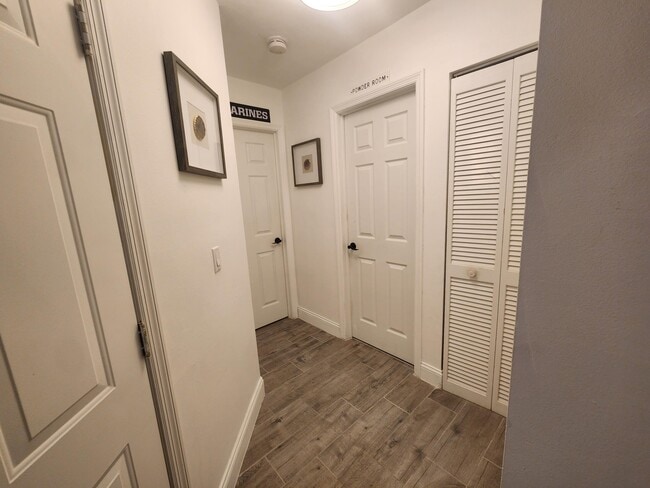 Building Photo - 250 E Riverbend Dr