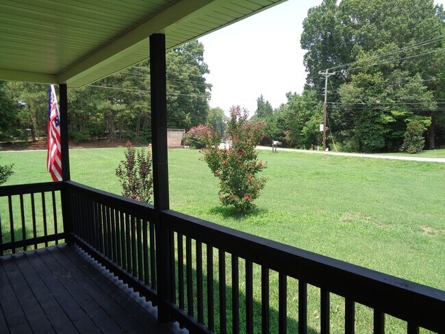 Building Photo - Lots of Space-Big Yard