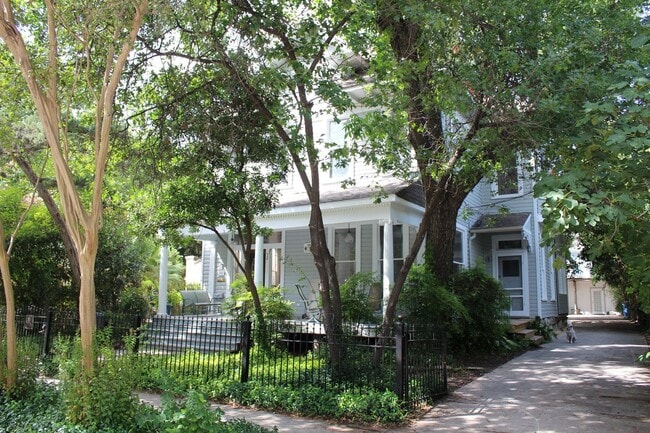 Building Photo - 215 Beauregard St